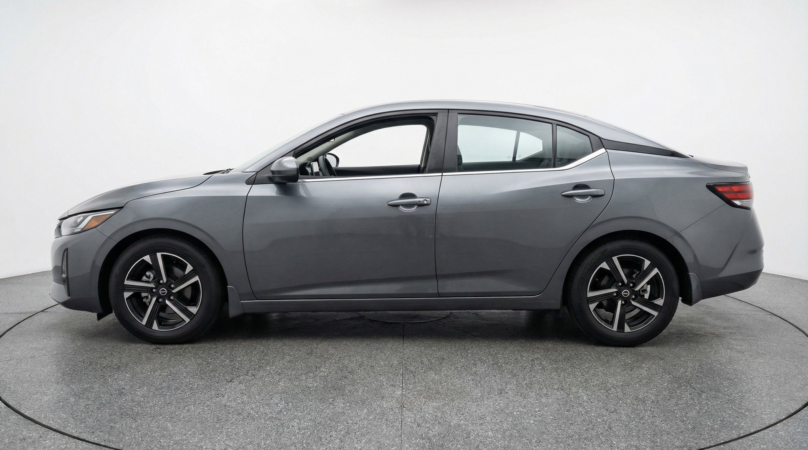 Used 2025 Nissan Sentra SV image 5