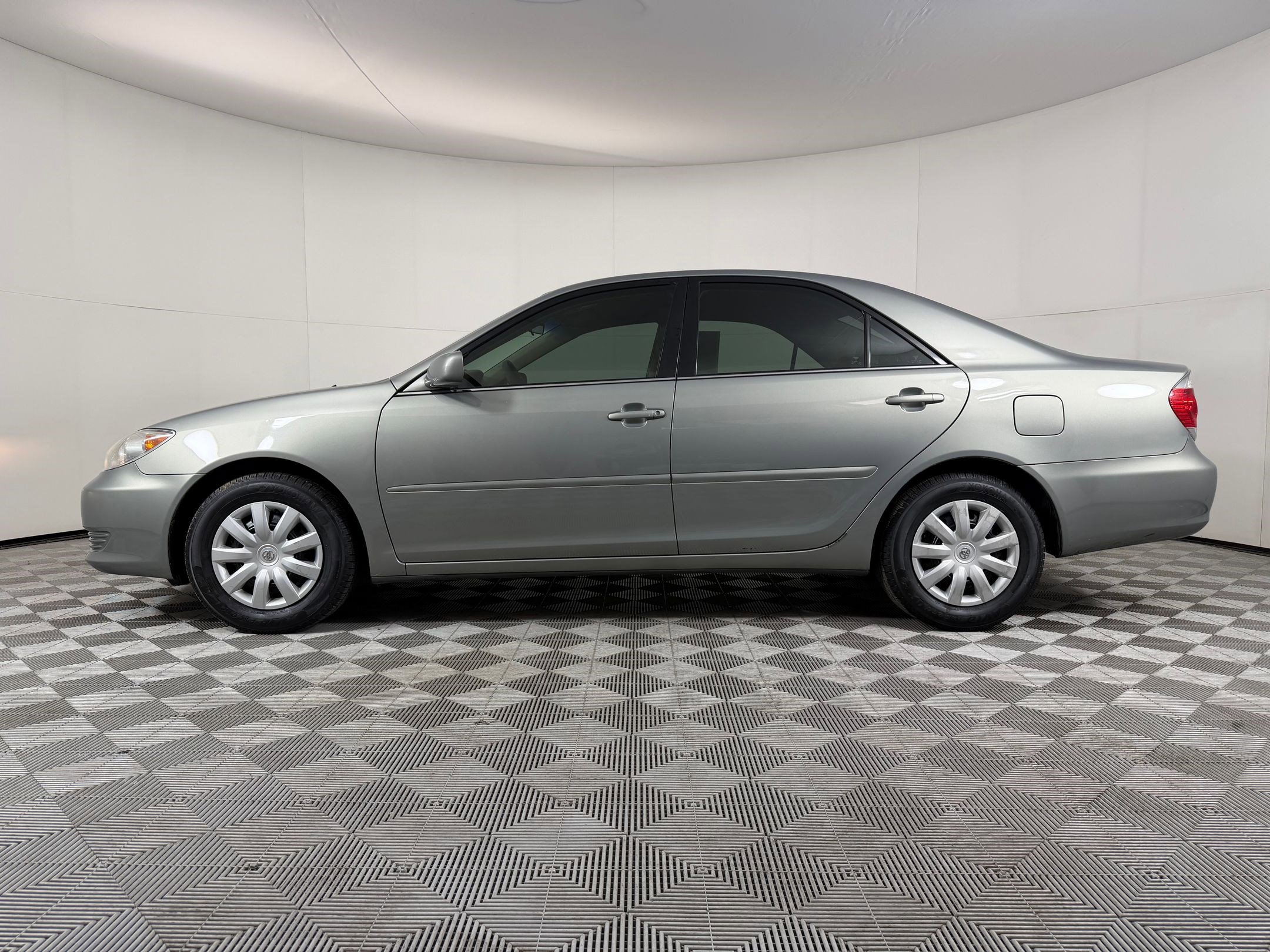 Used 2005 Toyota Camry LE FWD image 2