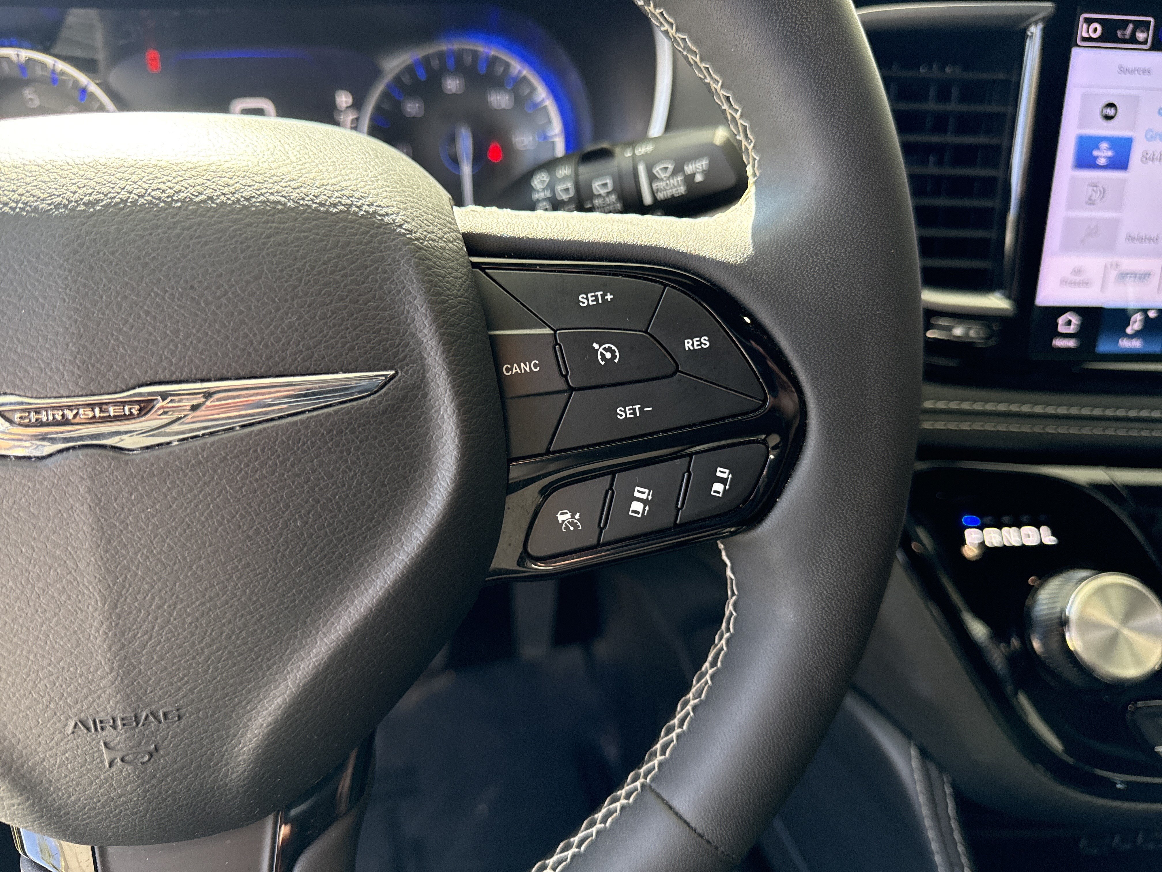 Used 2025 Chrysler Pacifica Limited FWD image 21