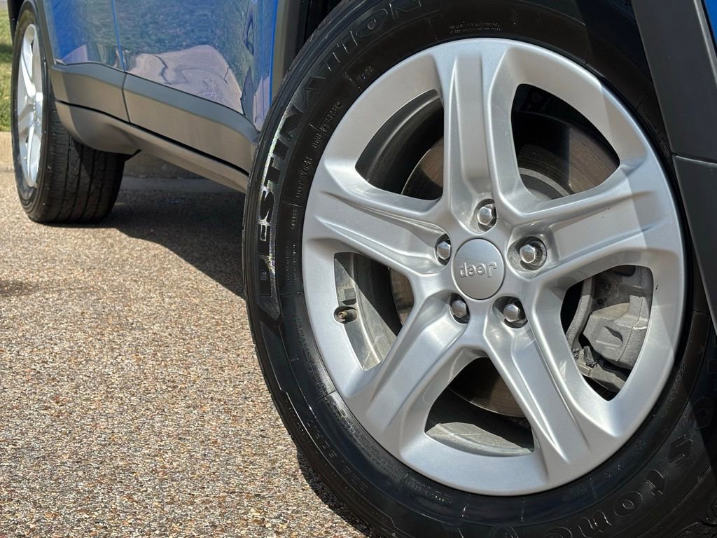 Used 2024 Jeep Compass Sport image 2