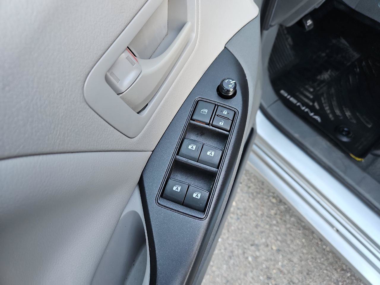 Used 2020 Toyota Sienna L FWD image 10