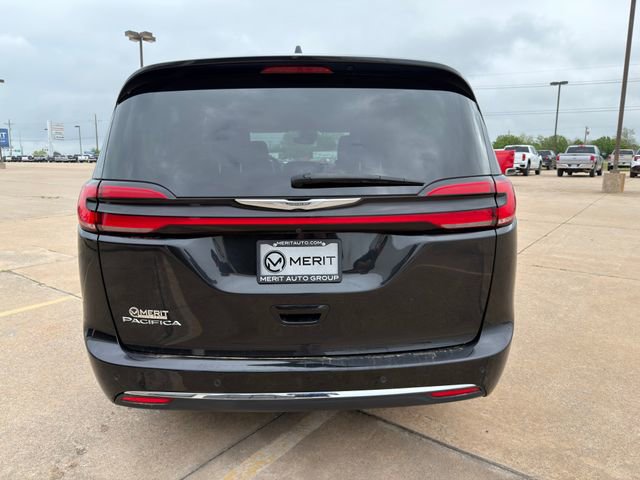 Used 2023 Chrysler Pacifica Touring-L FWD image 12
