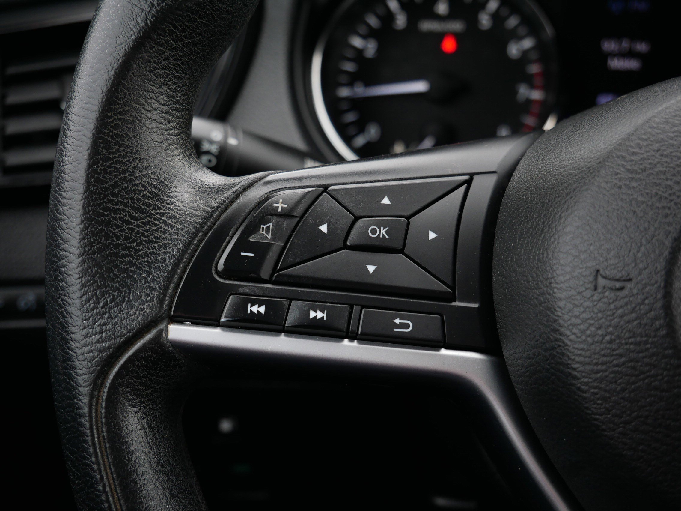 Used 2018 Nissan Rogue S image 28