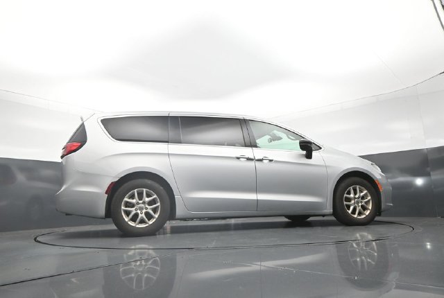 Used 2024 Chrysler Pacifica Touring-L FWD image 40