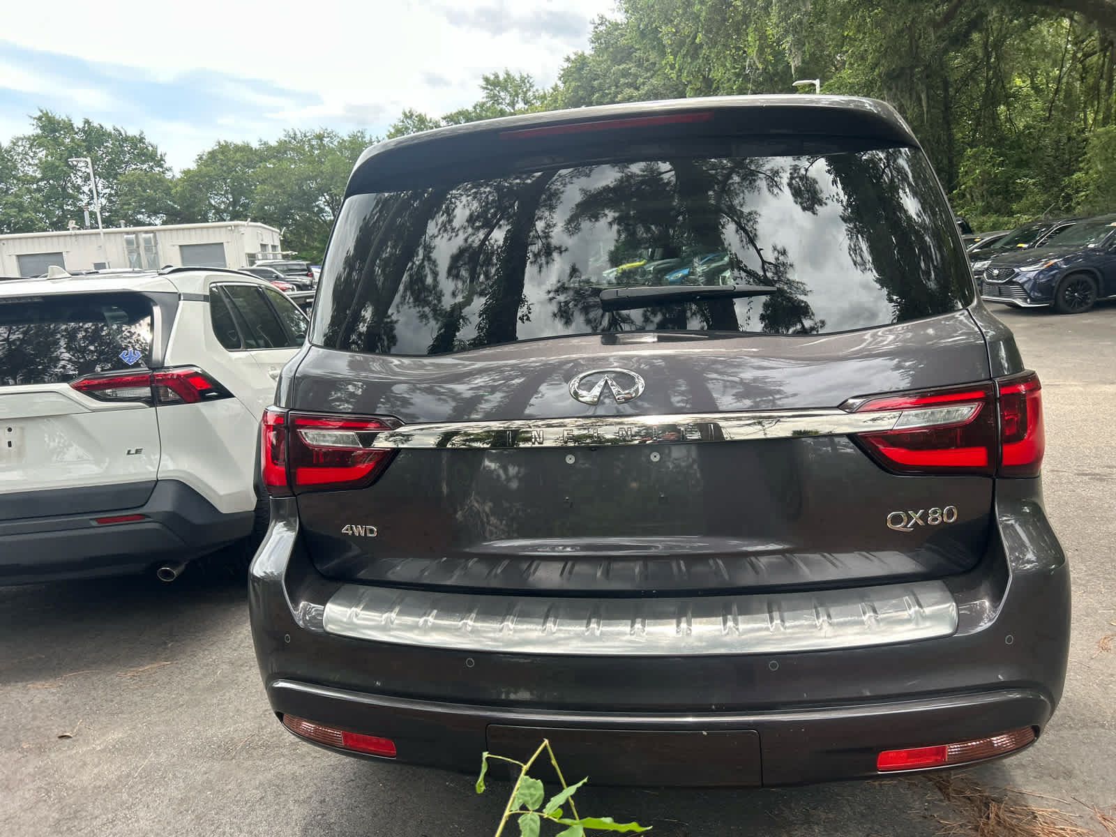 Used 2023 INFINITI QX80 Premium Select w/ Cargo Package AWD/4WD image 3