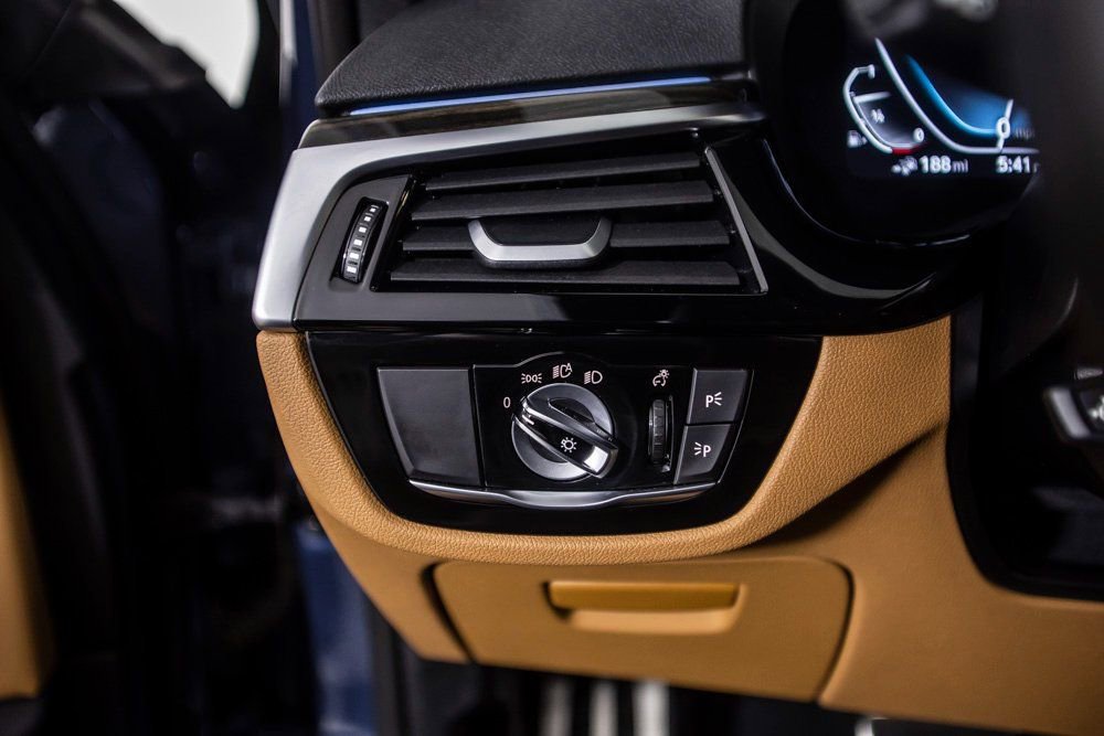 Used 2023 BMW 530e w/ M Sport Package image 36