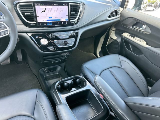 Used 2025 Chrysler Pacifica Select w/ Uconnect Theater Family Group FWD image 23