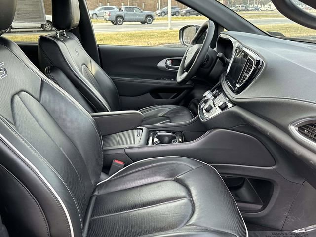 Used 2025 Chrysler Pacifica Limited image 10