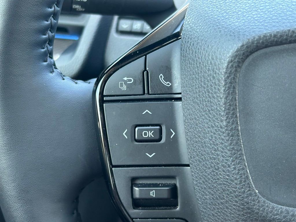 Used 2025 Toyota Prius XLE FWD image 35