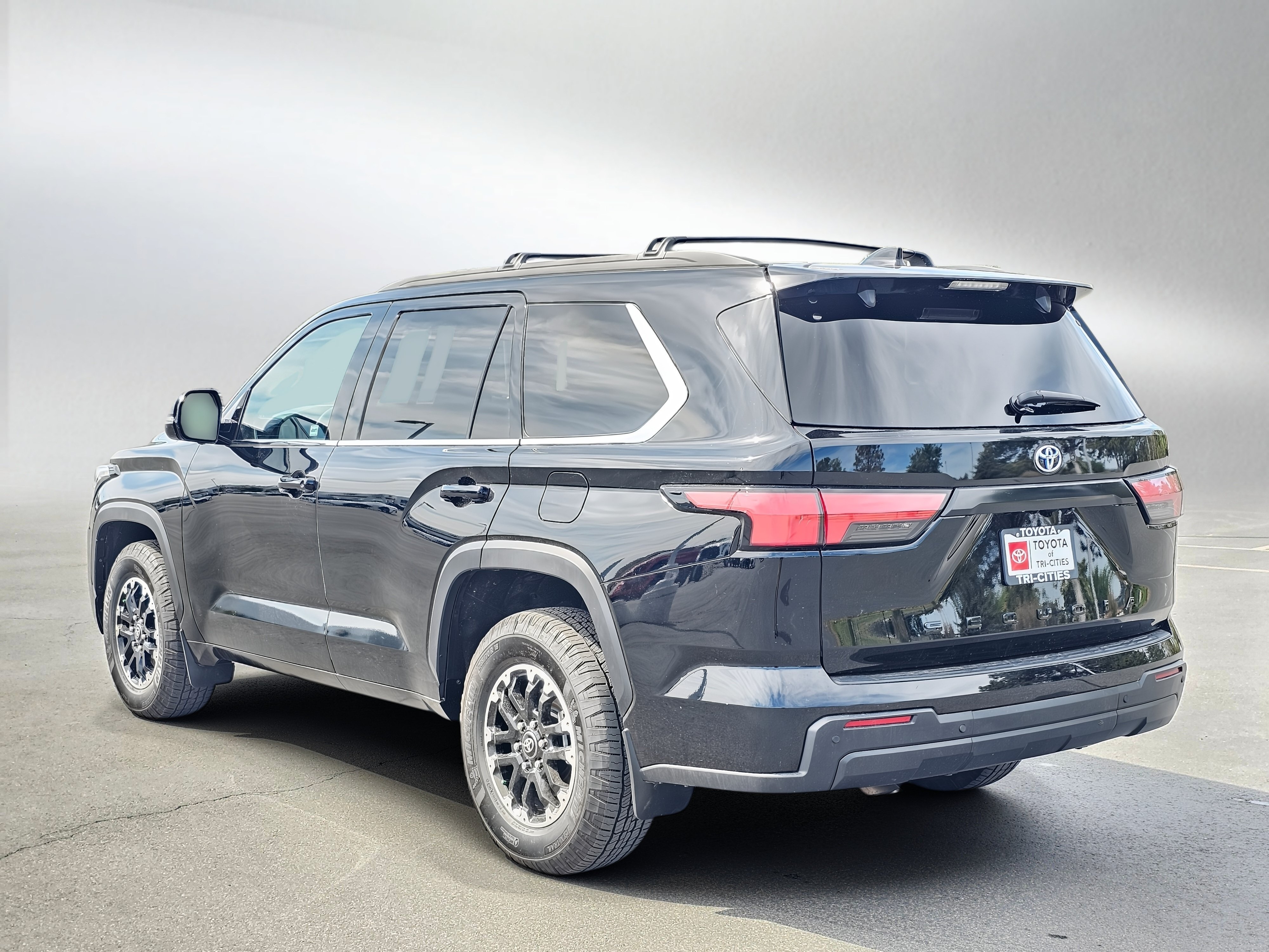 Used 2023 Toyota Sequoia SR5 w/ SR5 Premium Package AWD/4WD image 3