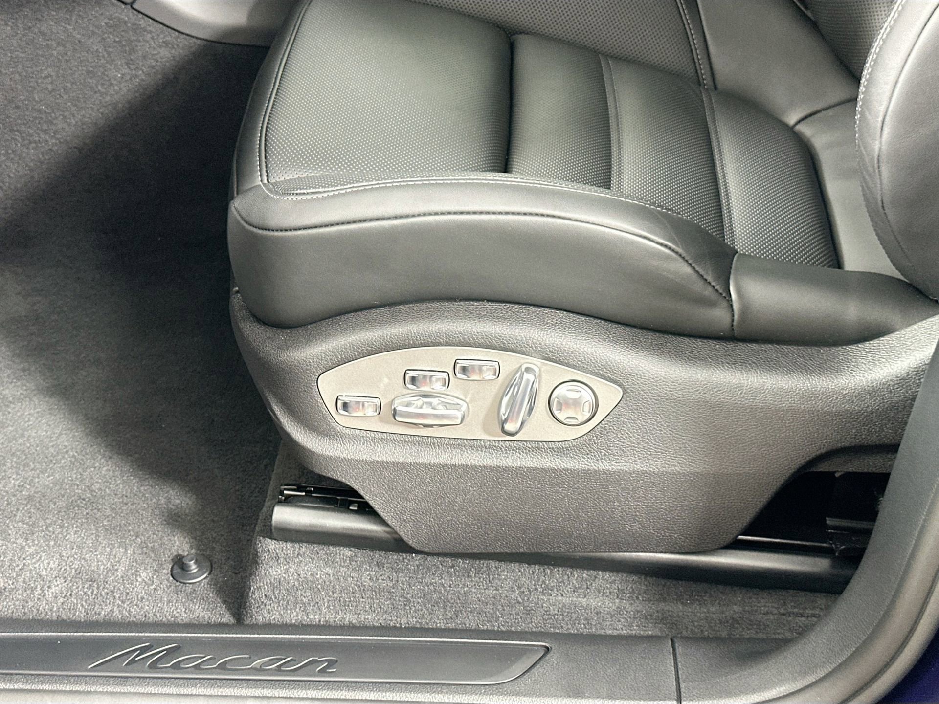 Certified 2025 Porsche Macan image 33