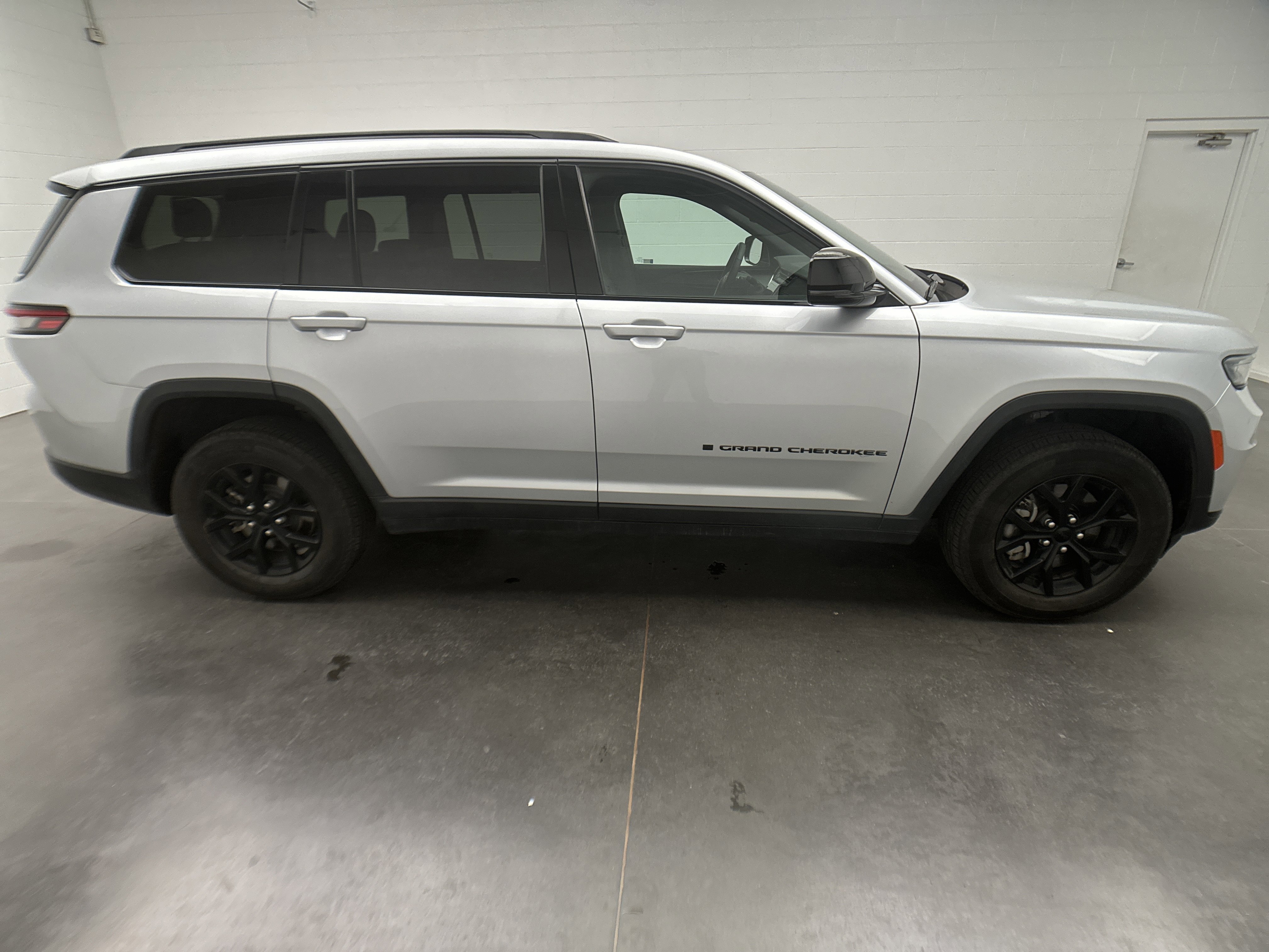 Used 2024 Jeep Grand Cherokee L Laredo image 10