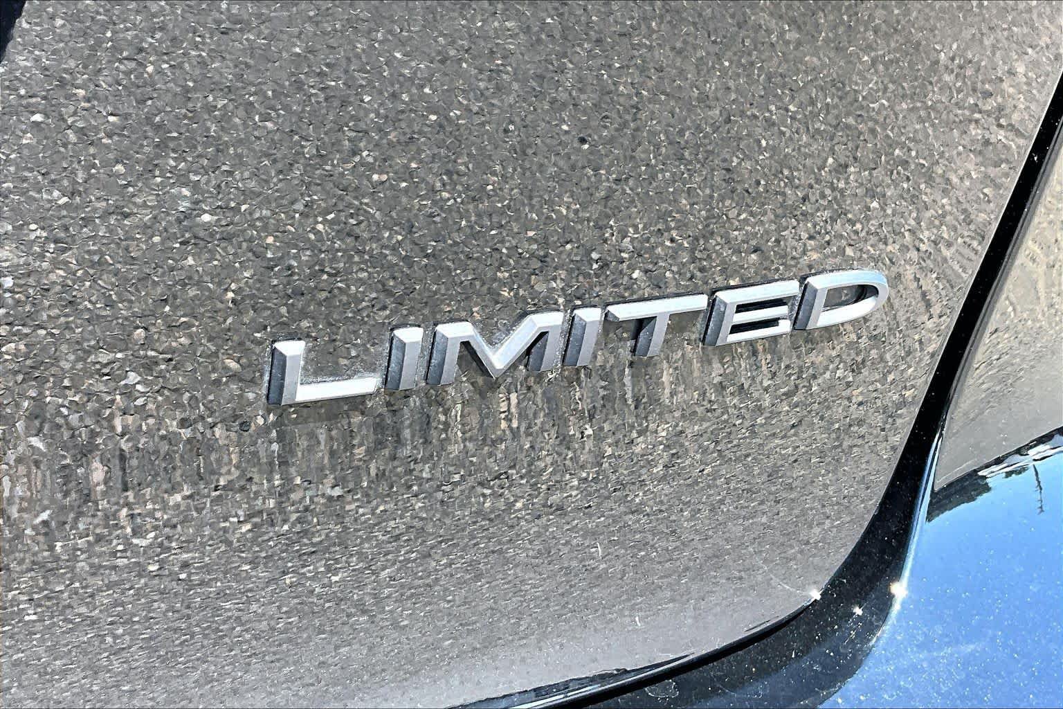 Used 2026 Chrysler Pacifica Limited w/ Uconnect Theater Family Group FWD image 30