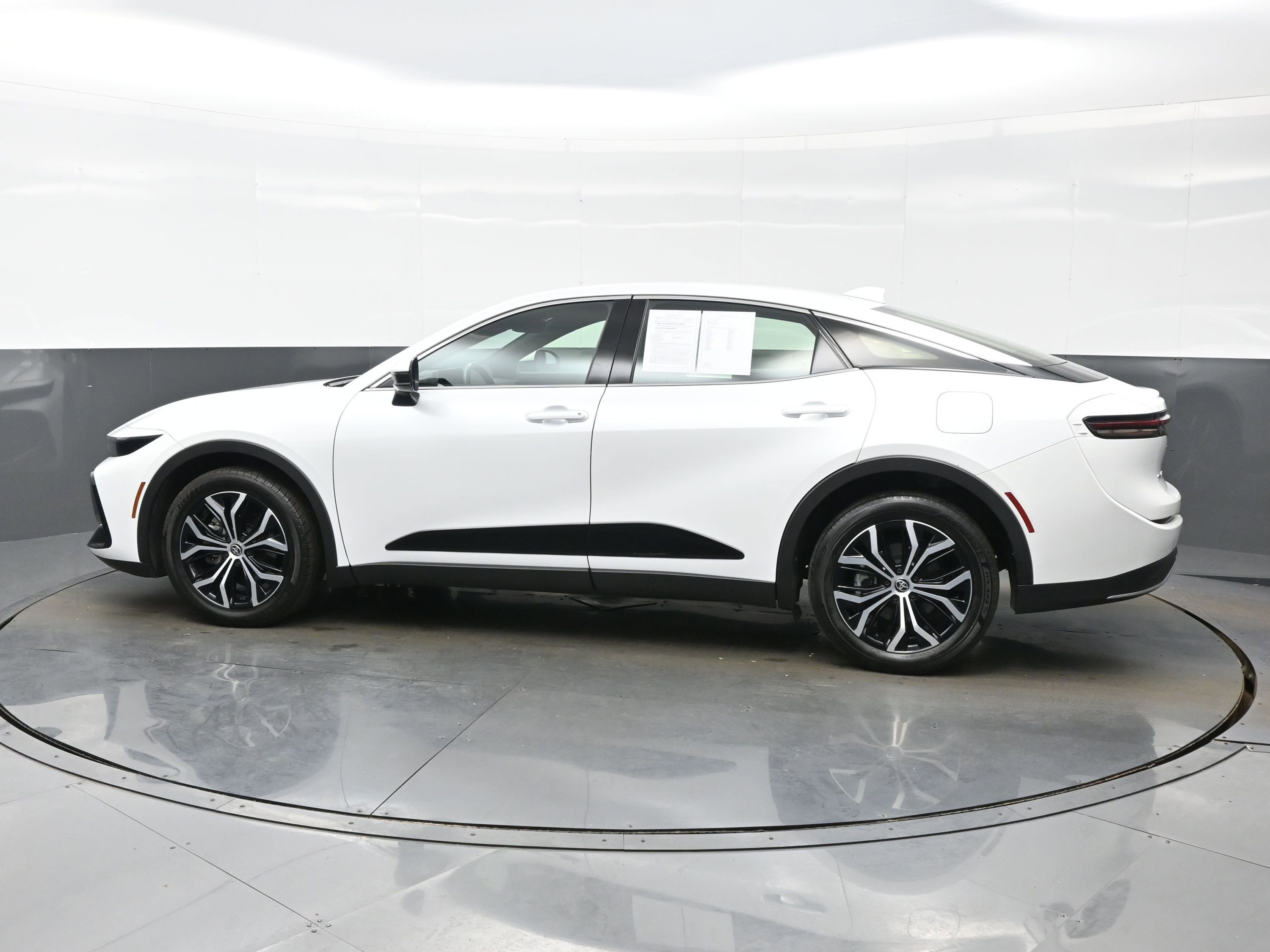 Used 2024 Toyota Crown XLE AWD/4WD image 3