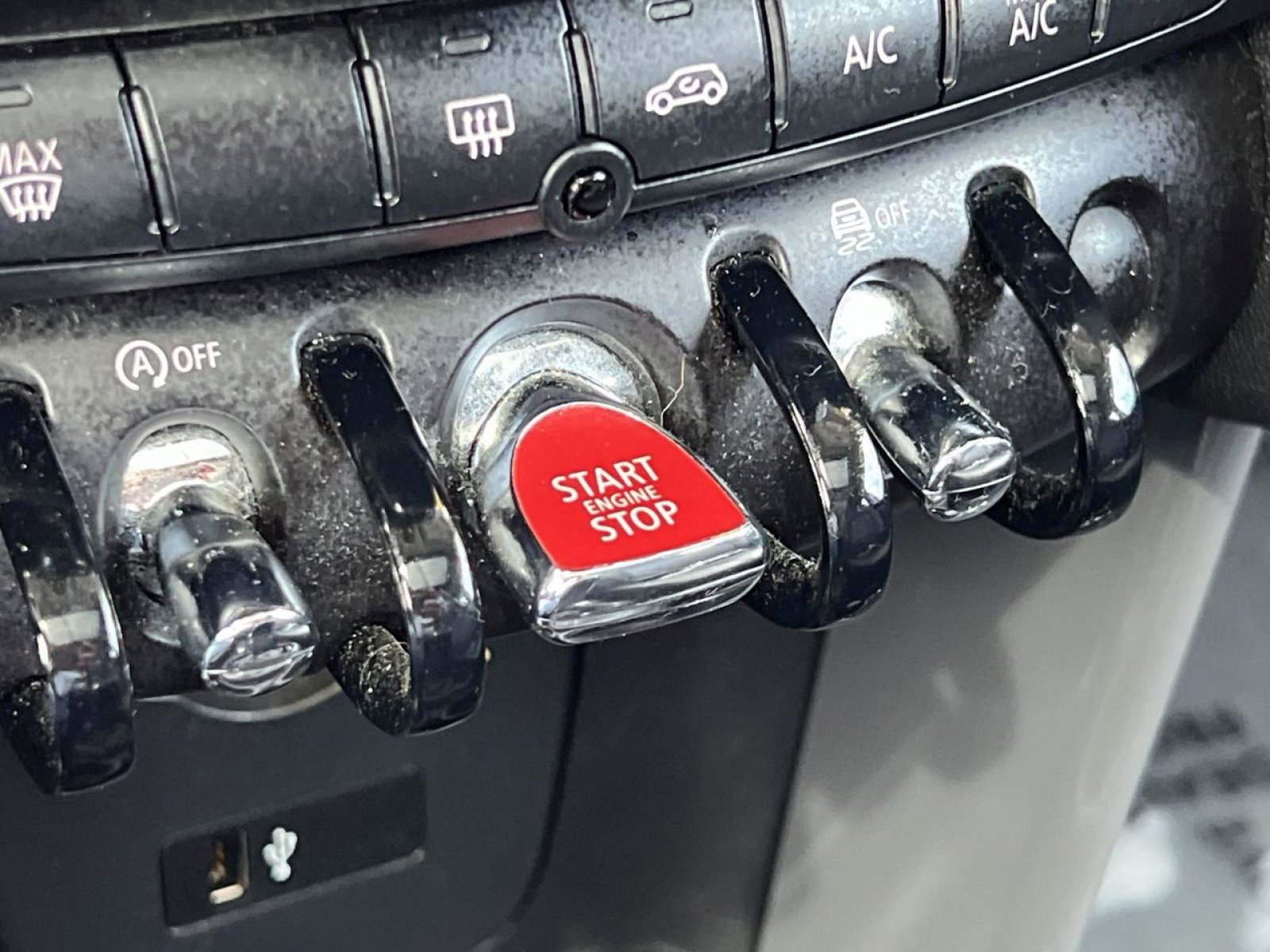 Used 2020 MINI Cooper 4-Door Hardtop w/ Storage Package image 39