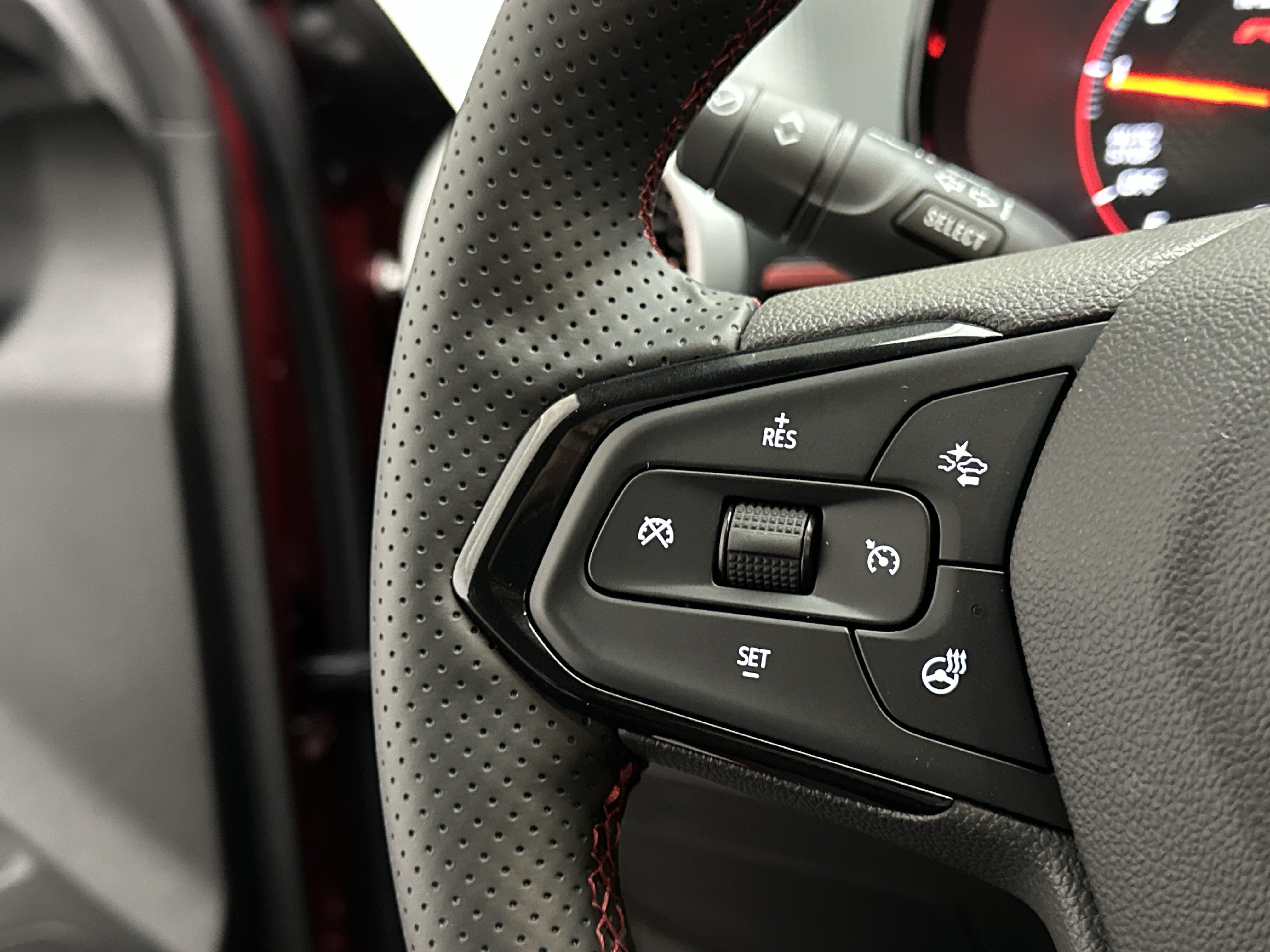 Used 2025 Chevrolet Trax RS FWD image 23