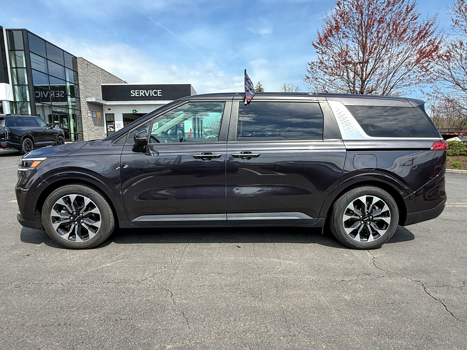Used 2024 Kia Carnival EX FWD image 10