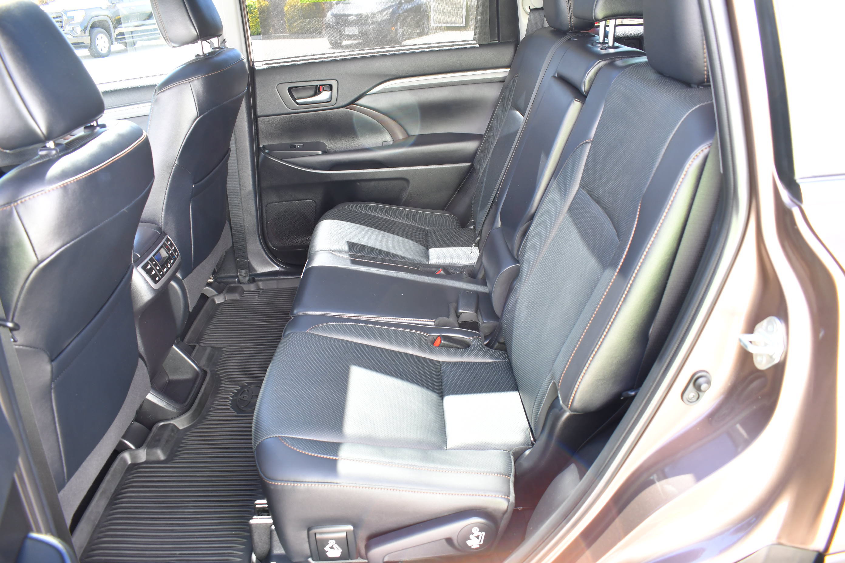 Used 2019 Toyota Highlander Limited Platinum AWD/4WD image 26