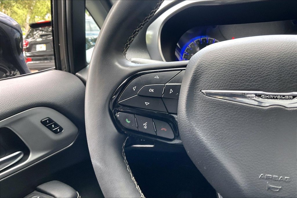 Used 2025 Chrysler Pacifica Limited FWD image 8
