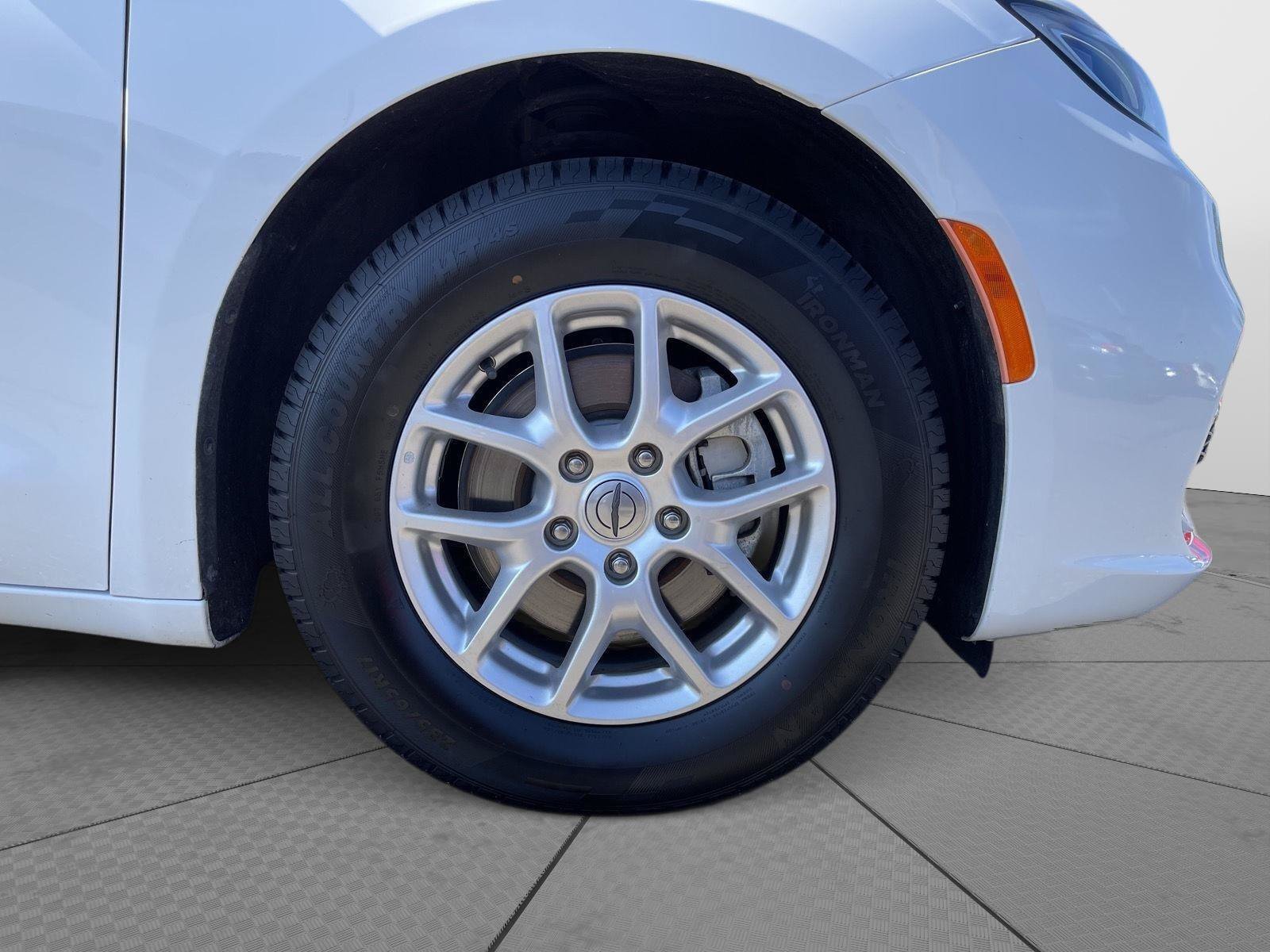 Used 2022 Chrysler Pacifica Touring-L FWD image 24