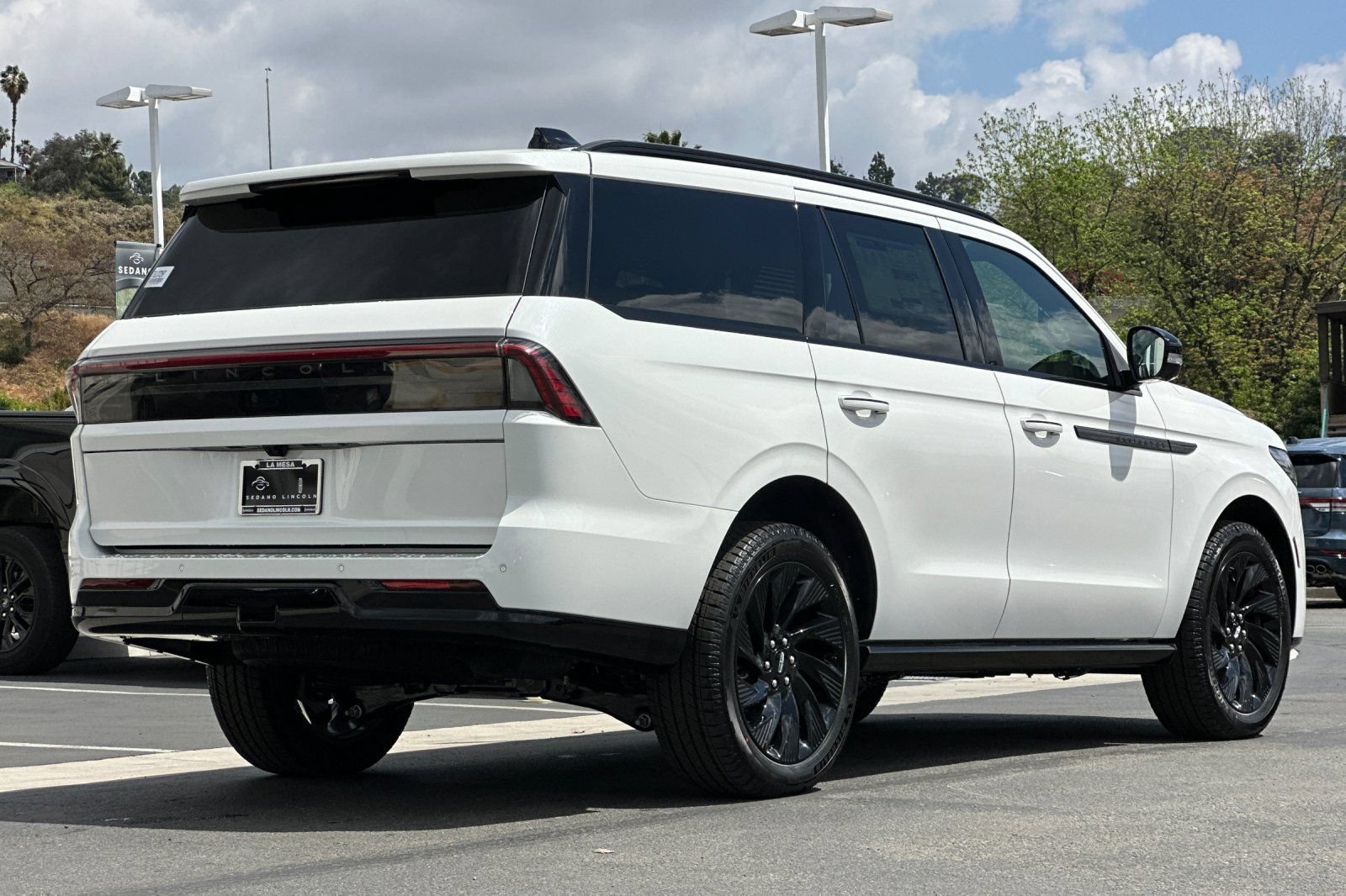 New 2026 Lincoln Navigator Reserve w/ Jet Appearance Package AWD/4WD image 3