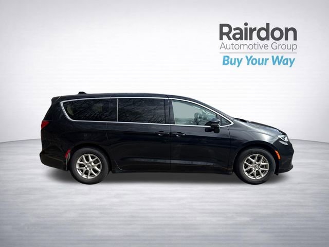 Used 2023 Chrysler Pacifica Touring-L image 9