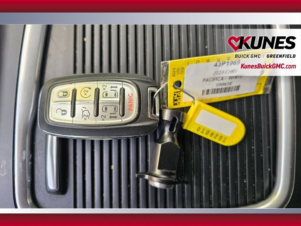 Used 2023 Chrysler Pacifica Touring-L FWD image 18