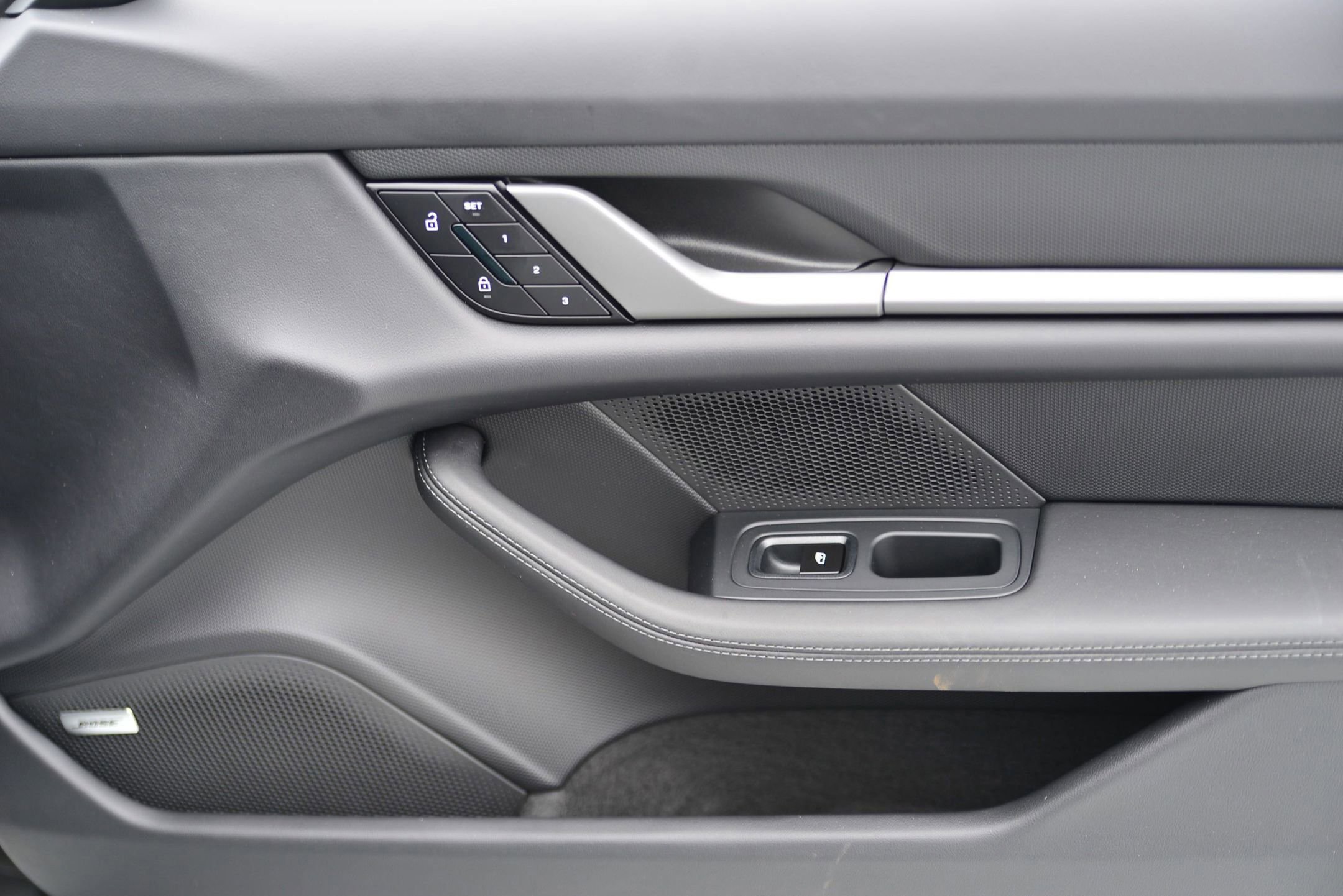 Used 2025 Porsche Taycan image 12