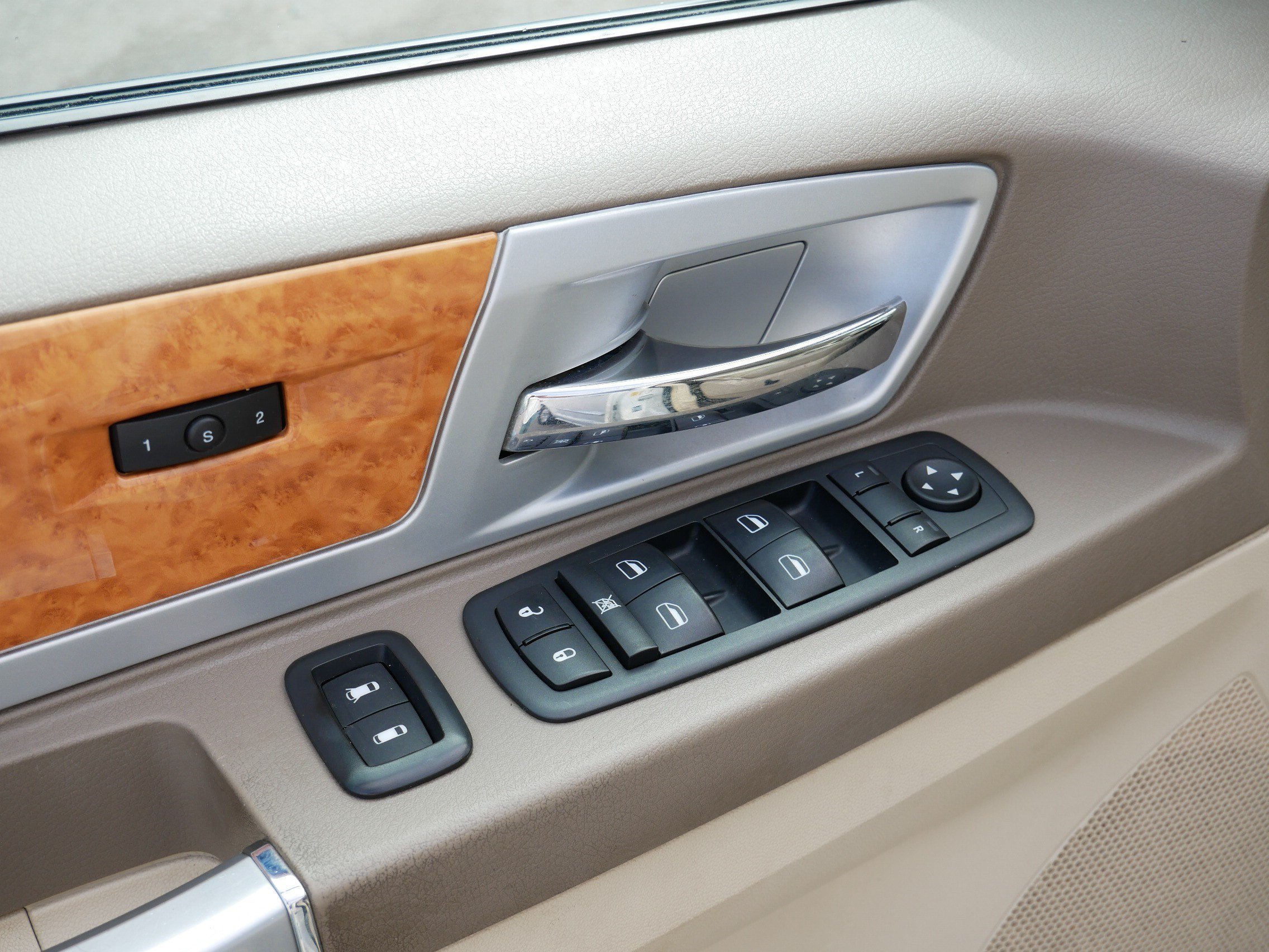 Used 2010 Chrysler Town & Country Limited FWD image 20