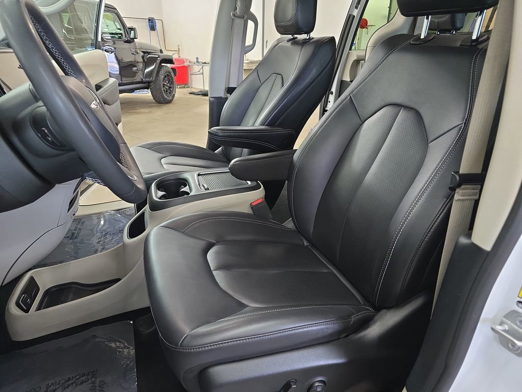 Certified 2024 Chrysler Pacifica Touring-L FWD image 17