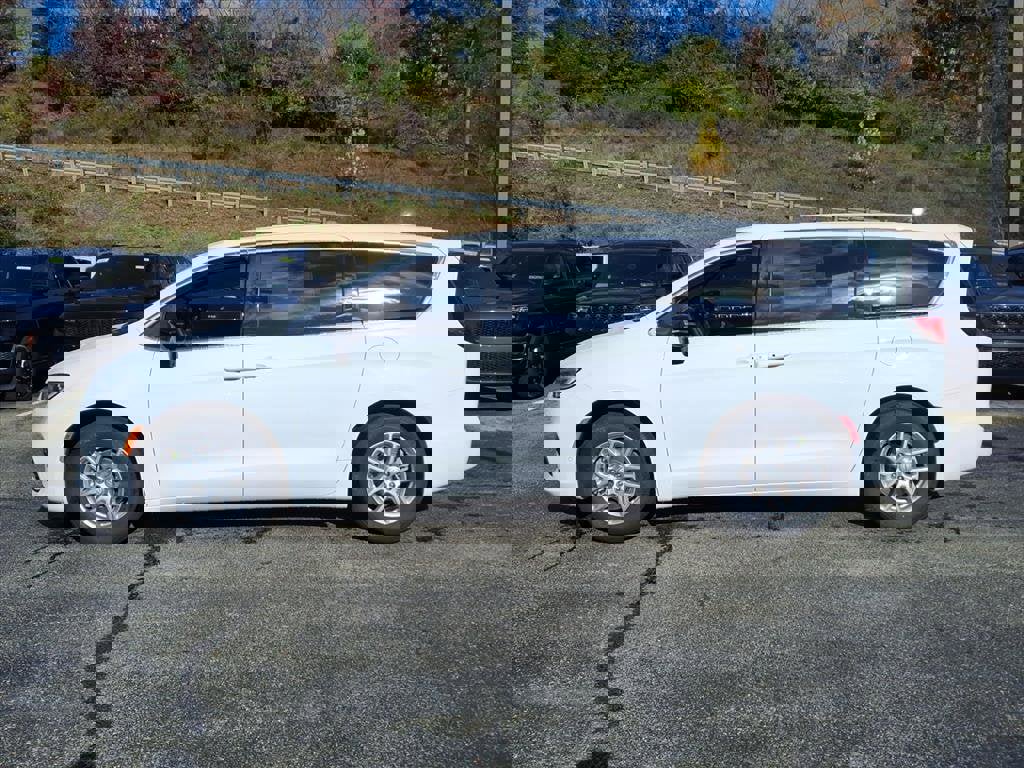 New 2026 Chrysler Pacifica Select video 2