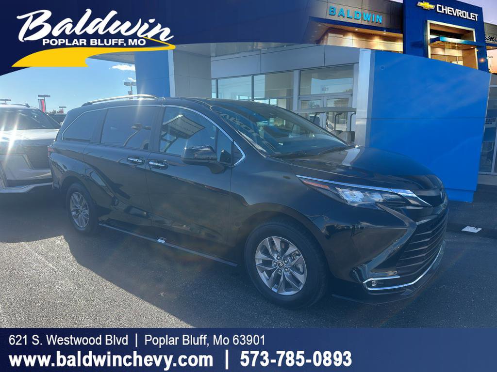 Used 2024 Toyota Sienna XLE FWD image 1