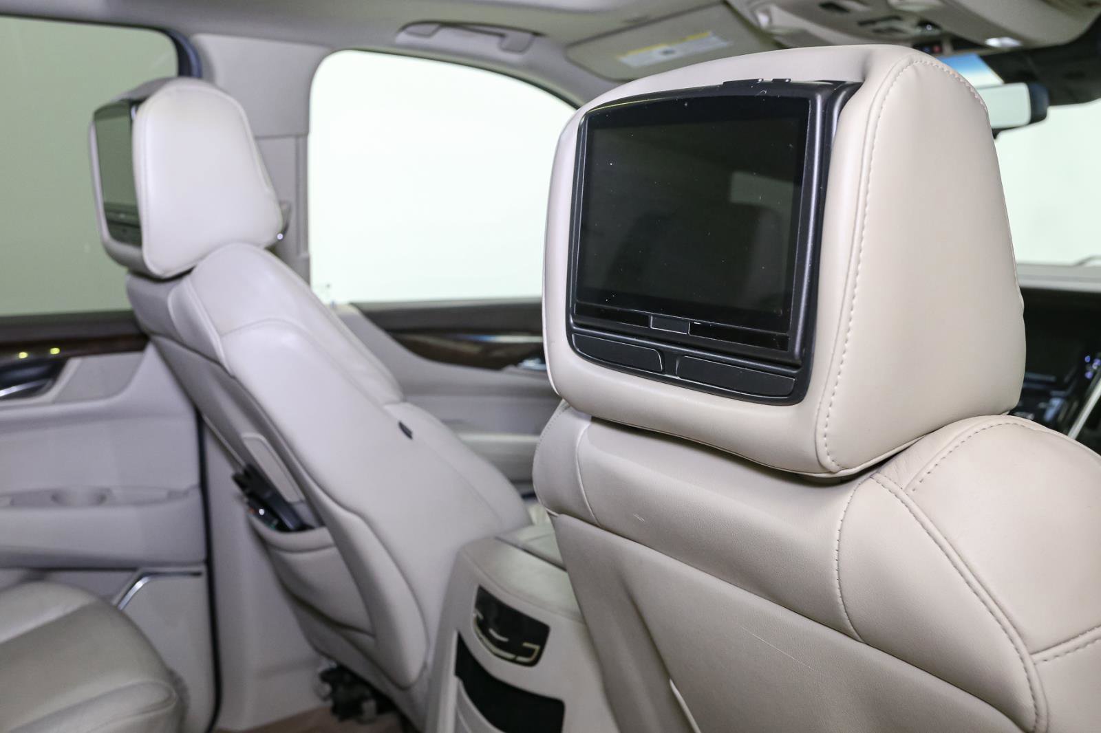 Used 2017 Cadillac Escalade Luxury image 27
