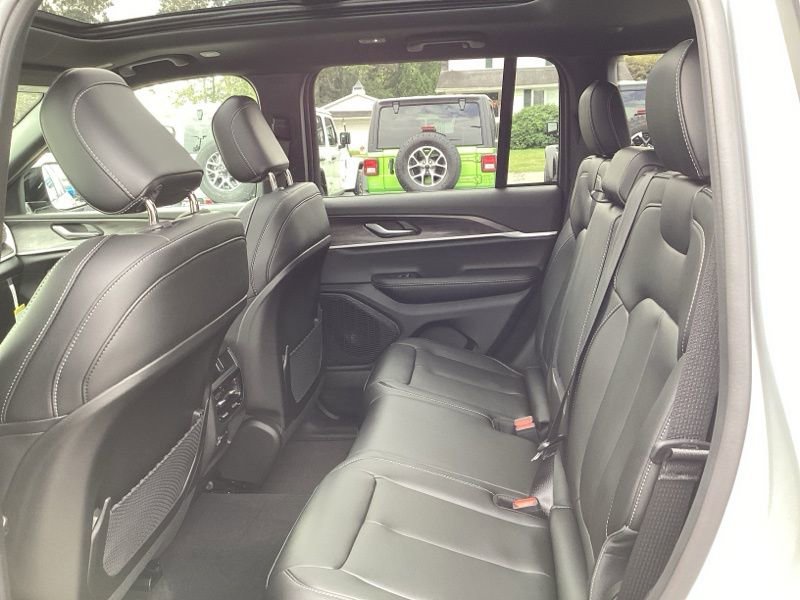 New 2025 Jeep Grand Cherokee Limited w/ Black Appearance Package image 22