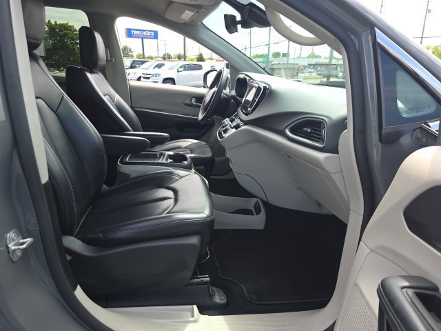 Used 2023 Chrysler Pacifica Touring-L FWD image 38