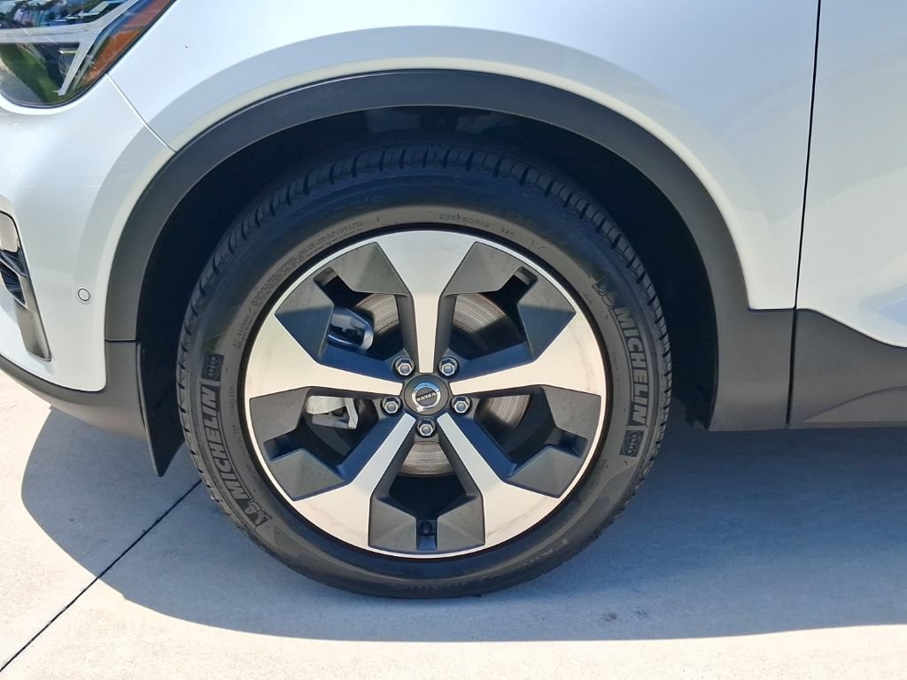 Certified 2026 Volvo XC40 B5 Plus AWD/4WD image 3