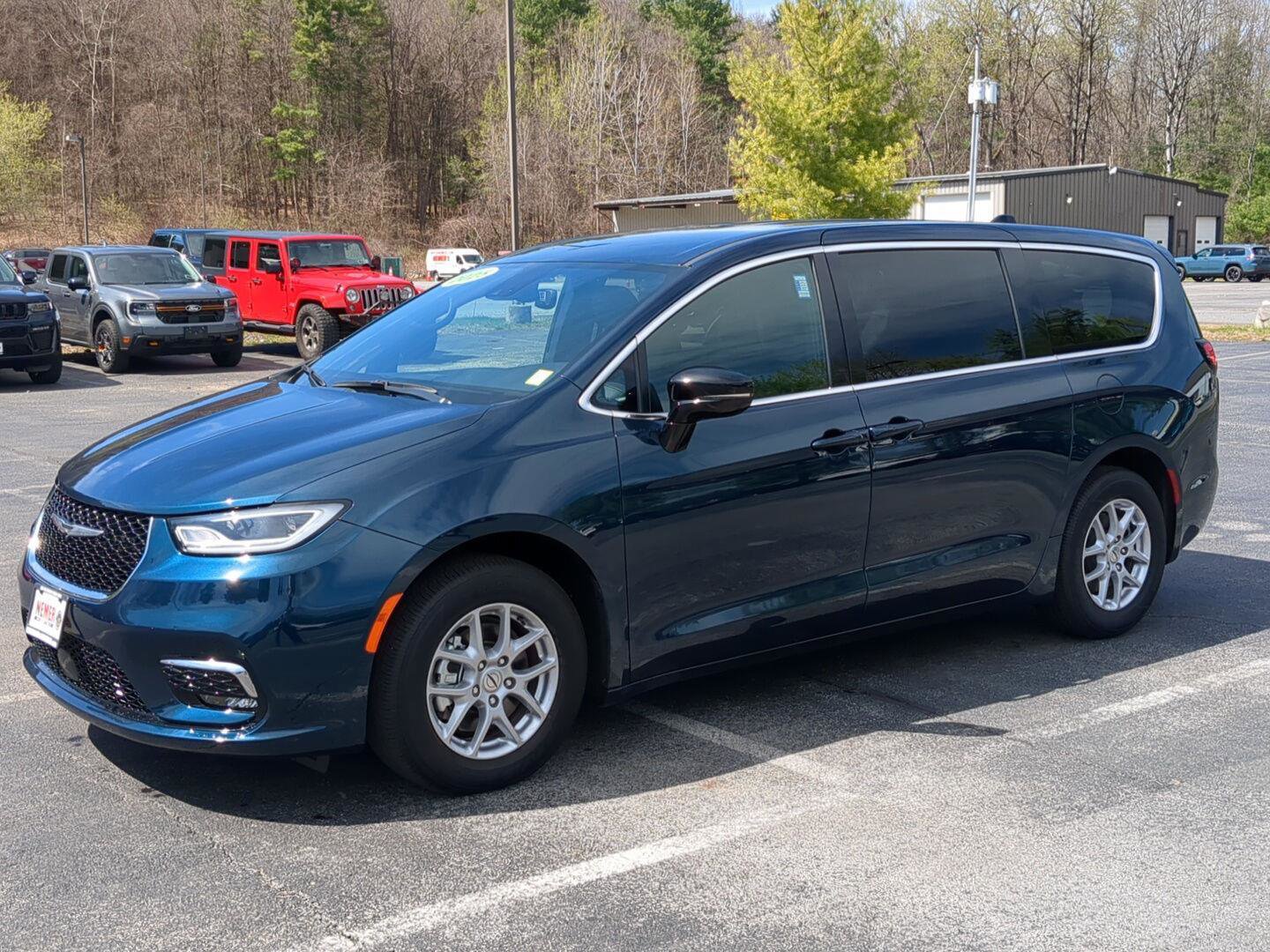 Used 2025 Chrysler Pacifica Select image 1