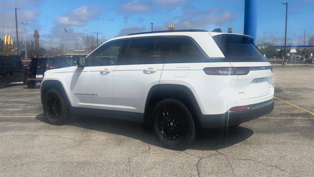 Used 2023 Jeep Grand Cherokee Laredo w/ Trailer Tow Prep Group (B) AWD/4WD image 6