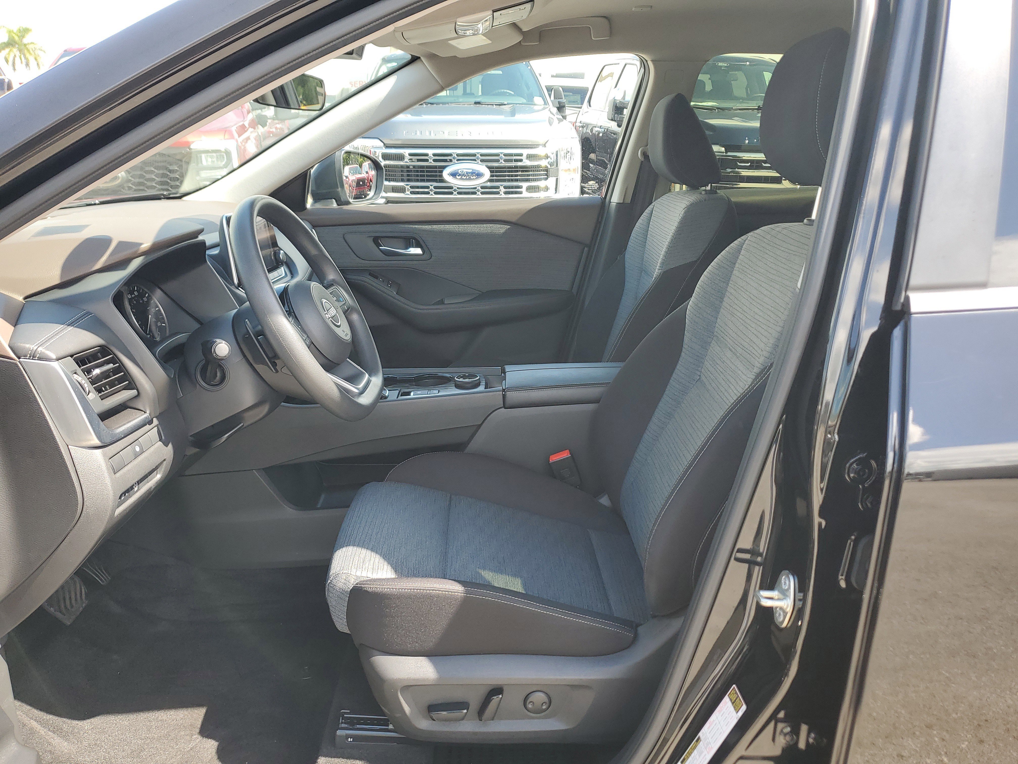 Used 2023 Nissan Rogue SV image 11