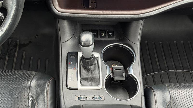 Used 2015 Toyota Highlander Limited Platinum AWD/4WD image 25