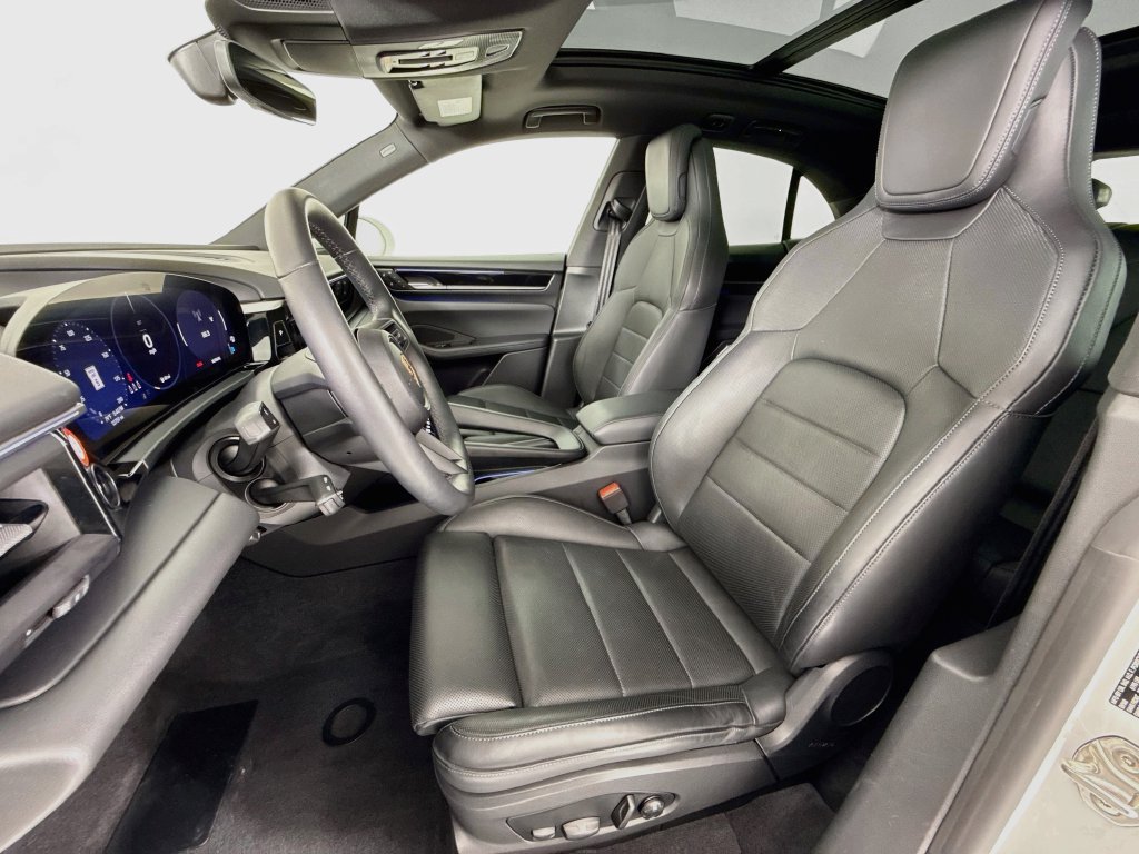 Certified 2025 Porsche Macan Electric RWD image 5