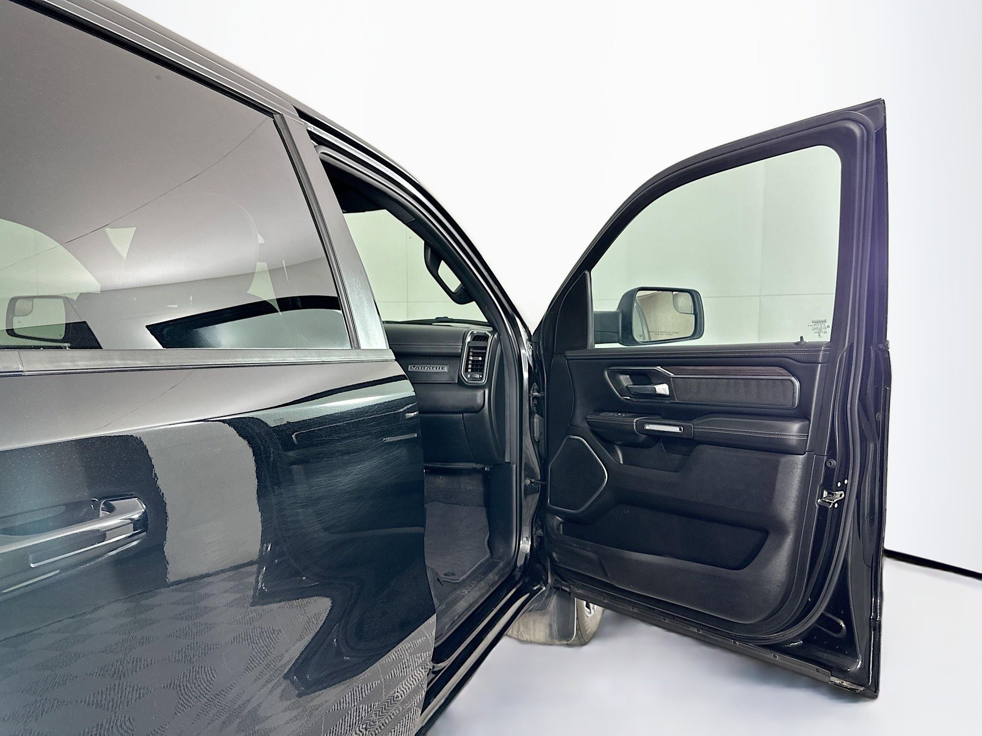 Used 2025 RAM 1500 Laramie image 32