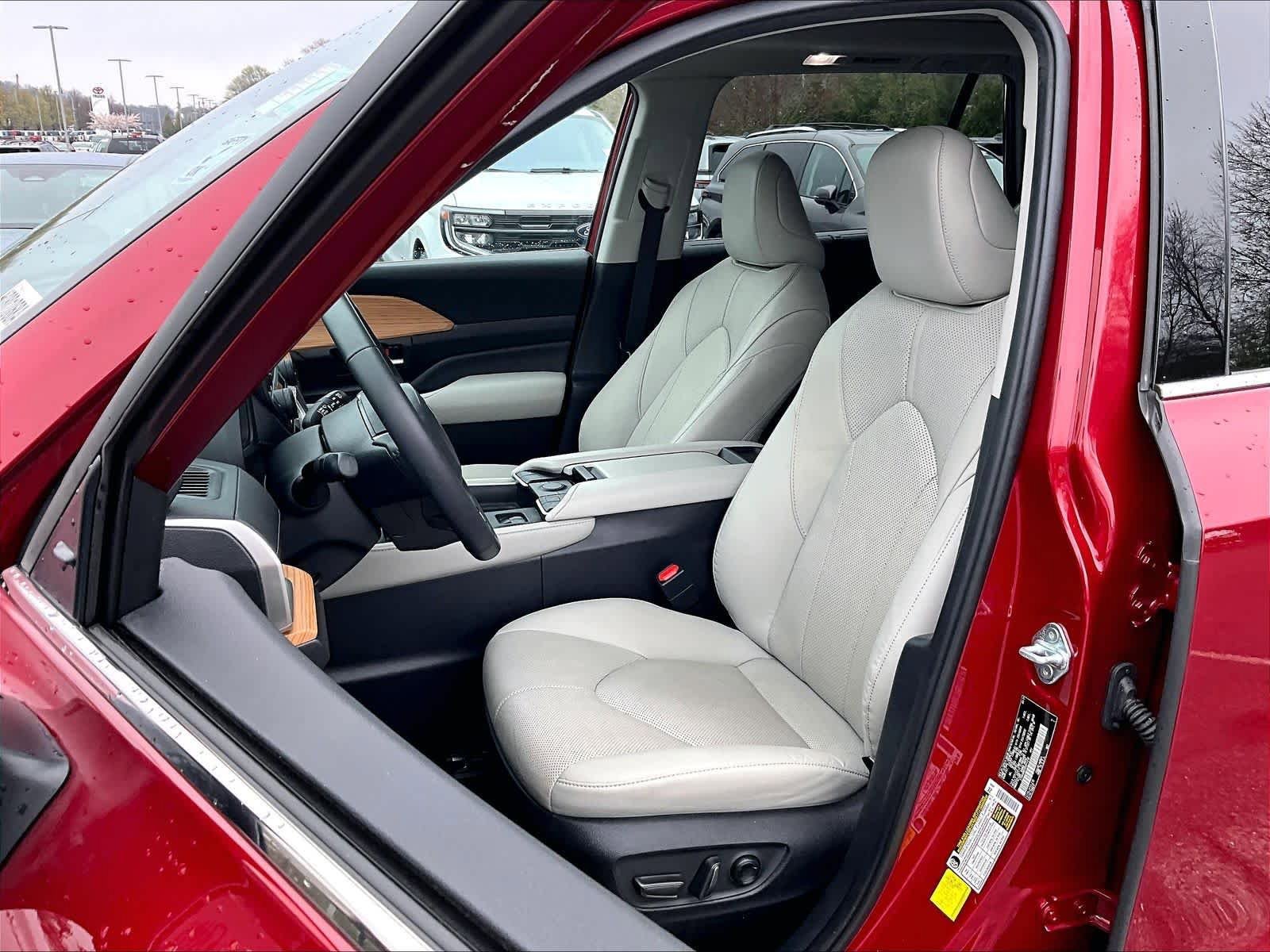 Used 2024 Toyota Grand Highlander Limited AWD/4WD image 10