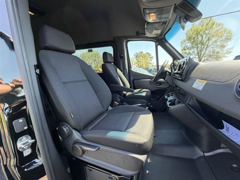 Used 2025 Mercedes-Benz Sprinter 2500 image 11