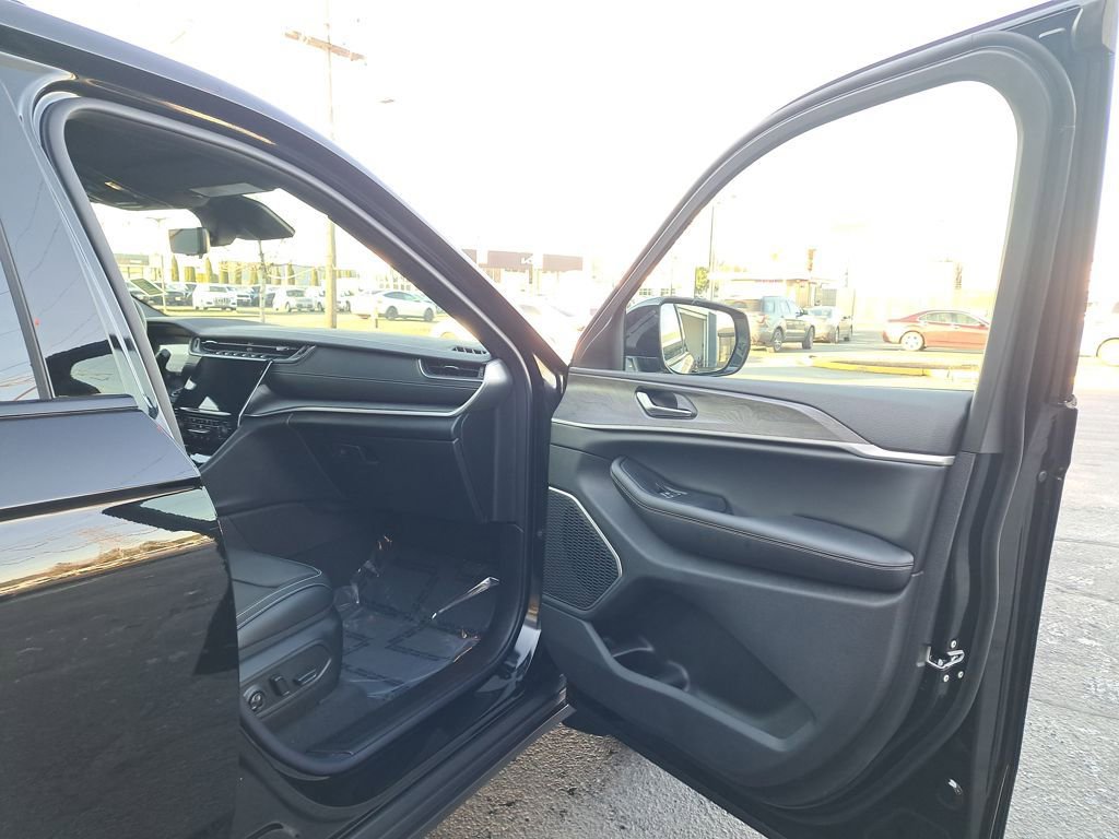 New 2025 Jeep Grand Cherokee Limited w/ Luxury Tech Group II AWD/4WD image 16