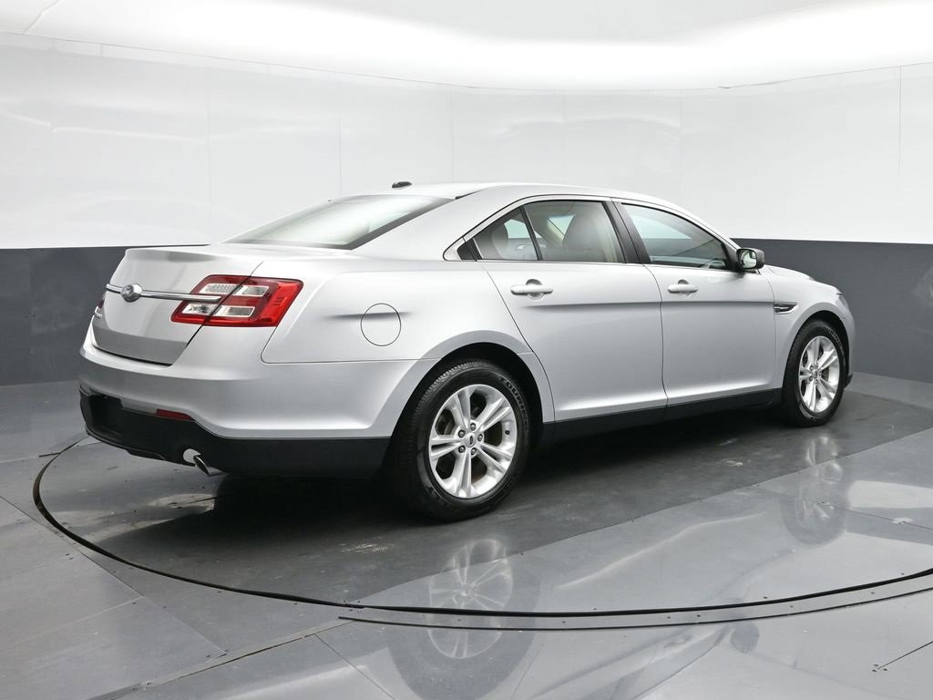 Used 2017 Ford Taurus SE image 7