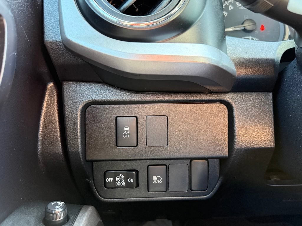Used 2020 Toyota Tacoma SR5 RWD image 13