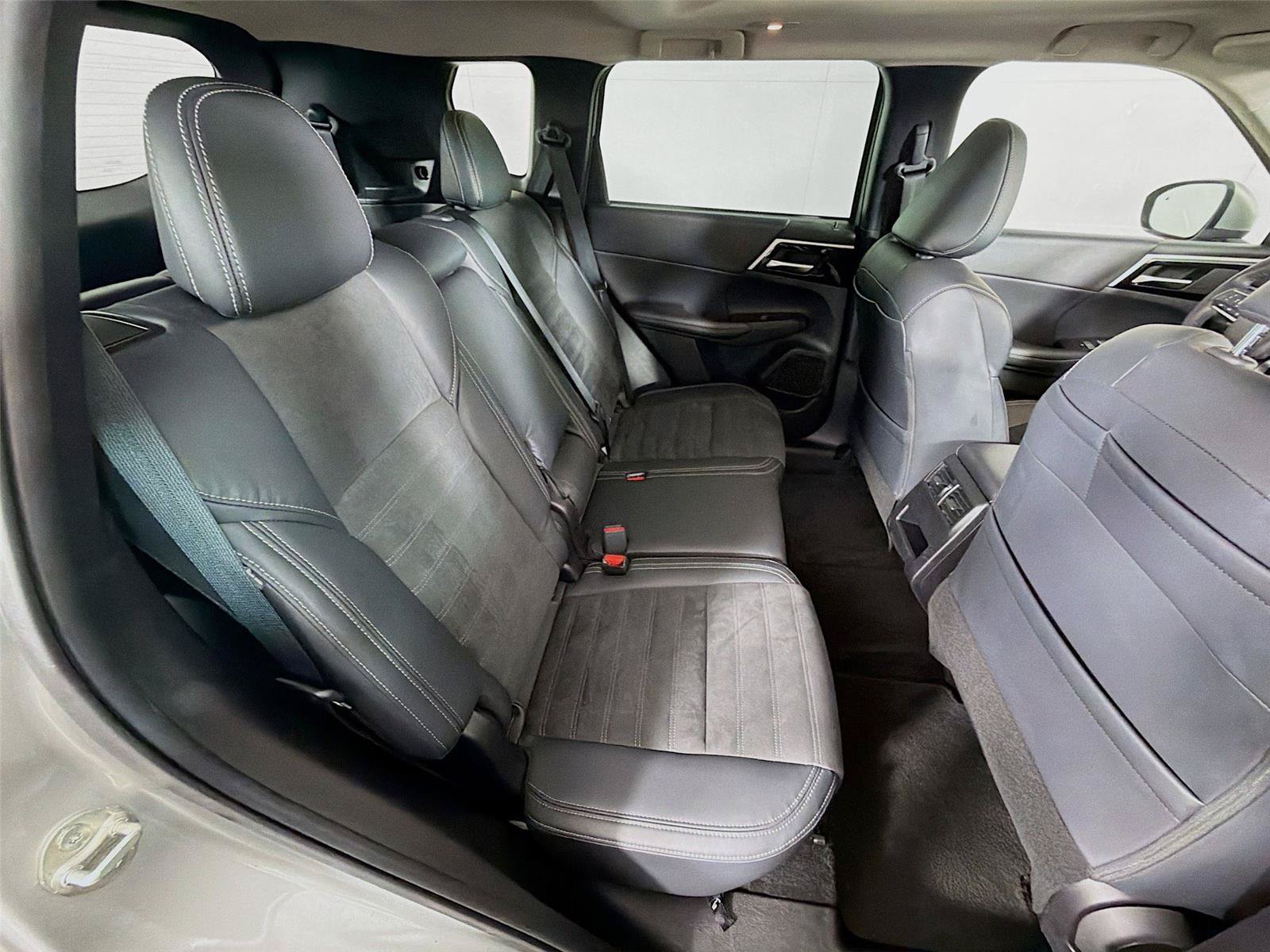 Used 2023 Mitsubishi Outlander SE FWD image 29