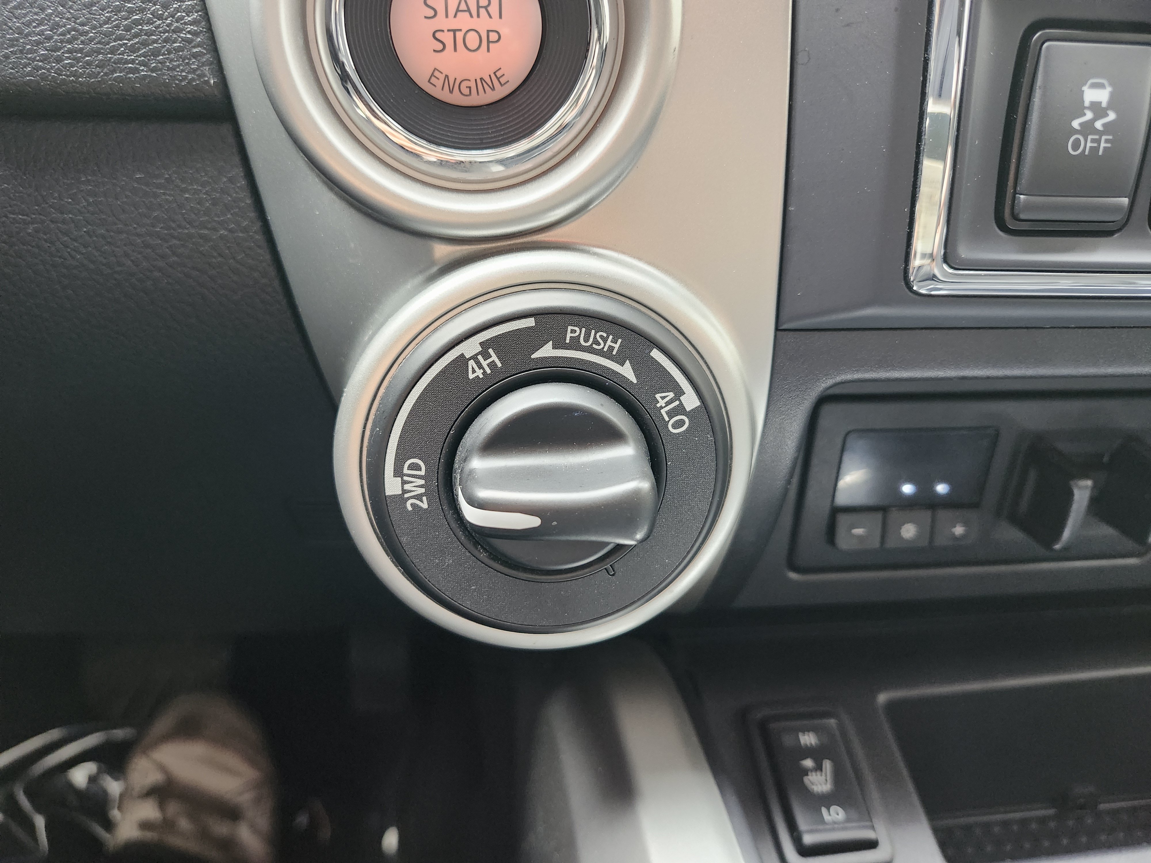 Used 2021 Nissan Titan SL w/ Moonroof Package AWD/4WD image 10