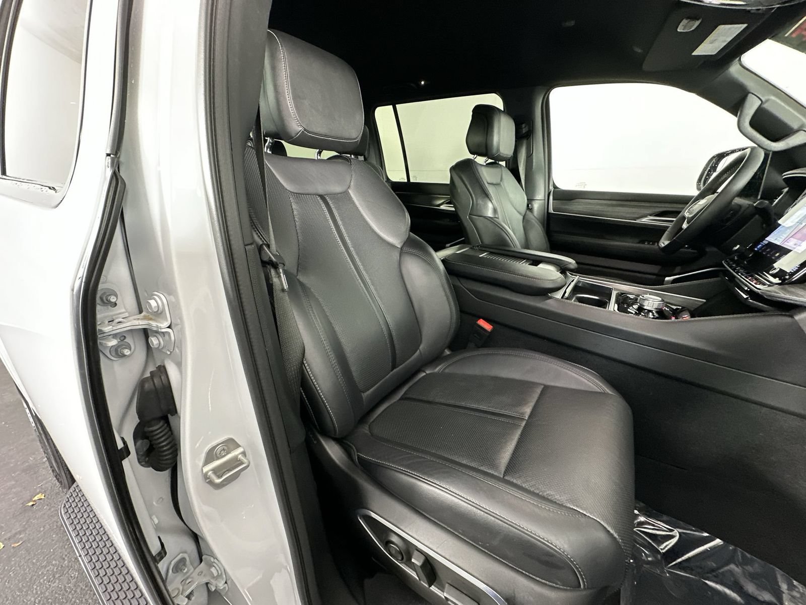Used 2024 Jeep Wagoneer L Series III w/ Flexible Seating Group AWD/4WD image 26